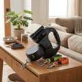 La Flânerie posée sur une console en bois, sangles verte et orange